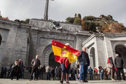 Miles de víctimas de la Guerra Civil española están enterrados en fosas comunes en el Valle de los Caídos, lugar en el que a menudo se congregan simpatizantes del franquismo