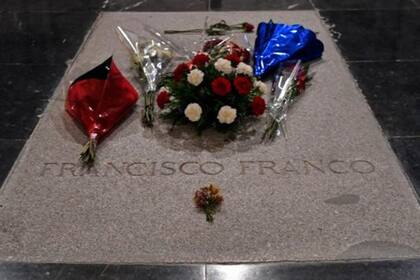 La losa de granito que cubre la tumba de Franco en el Valle de los Caídos pesa unos 1.500 kilogramos