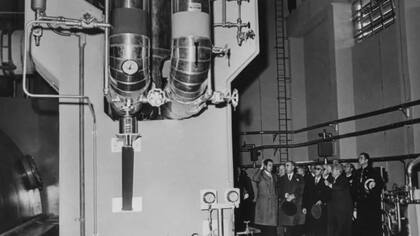 El general Franco y otras autoridades visitan la central de Zorita. El gobierno español de la época apostó por la construcción de centrales nucleares