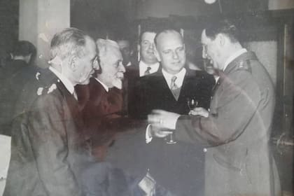 El general Juan Domingo Perón bebe una copa con Arturo Ballester Janer (con canas, barba y bigote) y Carlos Ballester Molina padre (traje negro, de frente)
