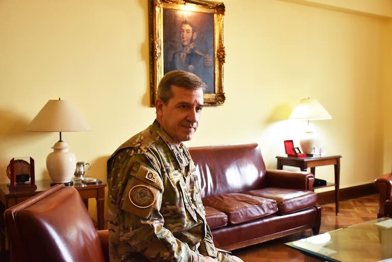 El jefe de las Fuerzas Armadas rechazó las críticas de los militares a Agustín Rossi y reclamó “neutralidad política”