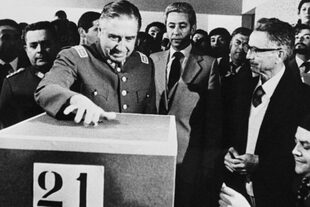 El general Pinochet durante el referendo para aprobar la Constitución de 1980