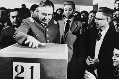 El general Pinochet durante el referendo para aprobar la Constitución de 1980