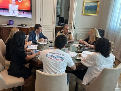 El general Sebastián Ibáñez, jefe de la Casa Militar, en una reunión