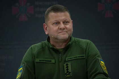El general Valerii Zaluzhnyi podría ser un rival para el presidente Zelensky si se presenta a futuras elecciones, sugieren algunas encuesta