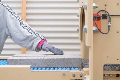 El Gent Waste Brick se cura en lugar de cocerse, ganando fuerza con la carbonatación.