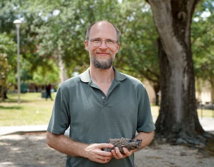 El geocientífico de la Universidad del Sur de Florida, Matthew Pasek, descubrió un nuevo material que podría ayudar a proporcionar respuestas sobre los orígenes de la vida.