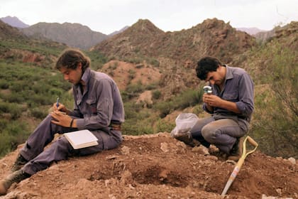 El geólogo estudia las amenazas naturales como sismos, erupciones volcánicas, erosión marina, inundaciones y derrumbes. Fuente: Wikipedia.