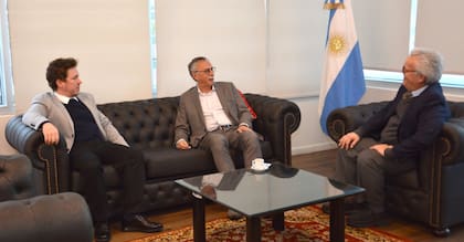 El gerente general de la SSS, Juan José Picón, junto al ministro de Salud Mario Lugones y el titular de la SSS, Claudio Stivelman