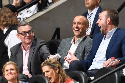 Ginóbili ríe junto al manager general de Spurs, R. C. Buford, y el exbasquetbolista Sean Marks; luego vendrían las emociones intensas.