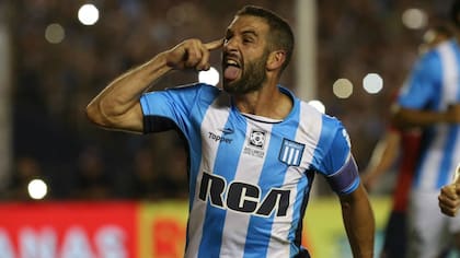 El gesto característico de Lisandro López tras convertir un gol, llevándose el dedo a la sien; el capitán lo volvió a hacer ante Independiente