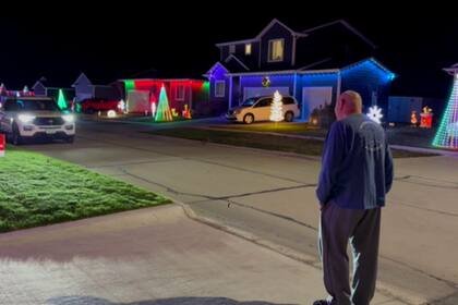 El gesto causó revuelo en el vecindario (Captura de video/CBS News)