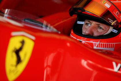 El gesto concentrado de Schumacher, antes de una carrera con Ferrari