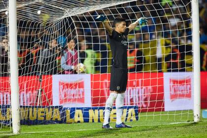 El gesto de Andrada antes de cada penal intenta achicar al rival. Celebró su primer título en Boca.