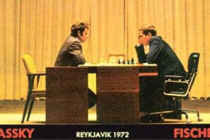 El gesto de concentración de Bobby Fischer, ante la espera de Boris Spassky (izq), en un match en el que el norteamericano hizo de las quejas una rutina durante las 21 partidas