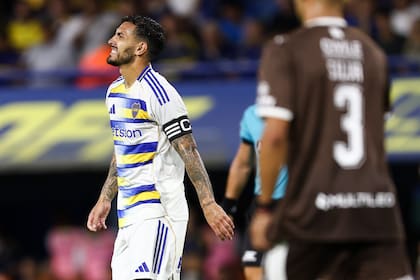 El gesto de dolor de Leandro Paredes durante el encuentro ante Platense