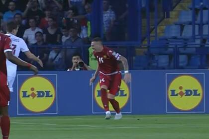 El gesto de dolor de Norberto Briasco, que fue reemplazado a los 33 minutos del primer tiempo en el partido entre Armenia y Letonia