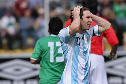 El gesto de frustración de Messi, que la tarde del 1° de abril de 2009 se estrenaba en la altura de La Paz