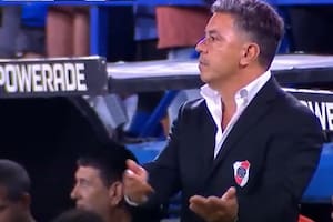 El irónico gesto de Gallardo tras la derrota ante Vélez y cómo reaccionó ante el saludo de Barros Schelotto