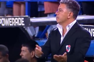 El irónico gesto de Gallardo tras la derrota ante Vélez y cómo reaccionó ante el saludo de Barros Schelotto
