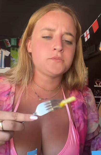 El gesto de la joven al degustar la "MilaMessi"