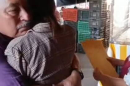 El gesto de la joven provocó lágrimas en el comerciante