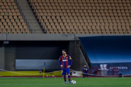 El gesto de Lionel Messi durante el partido que disputan el Barcelona y el Athletic Bilbao.