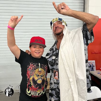 El gesto de mirar al cielo y señalar con el dedo índice se ha convertido en el símbolo con el que miles lo despiden hoy en redes sociales