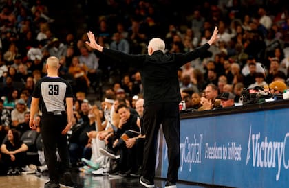 El gesto de Popovich es elocuente, tratando de hacer callar a los fanáticos de los Spurs que abucheaban a un rival