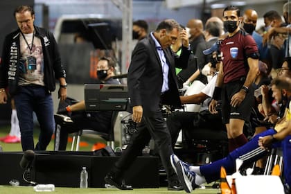 El gesto de preocupación de Miguel Ángel Russo en el 0-3 ante Santos, por la semifinal de la Copa Libertadores 2020; de fondo, Cuca, el DT que luego sería subcampeón del torneo continental; se jugó el 13 de enero de 2021