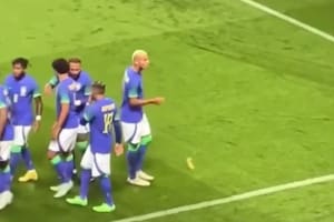 Una banana contra Richarlison, el golazo de De la Cruz y la increíble sequía goleadora de un rival de Argentina