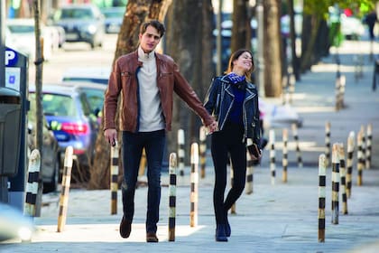 El gesto de Tini, sin perder jamás la sonrisa, cuando fue descubierta por el fotógrafo caminando de la mano de Pepe. Izquierda, arriba: l póster de la inminente gira que la llevará por España, Italia, alemania, Francia, Bélgica, Hungría, Polonia, Austria y Suiza.
