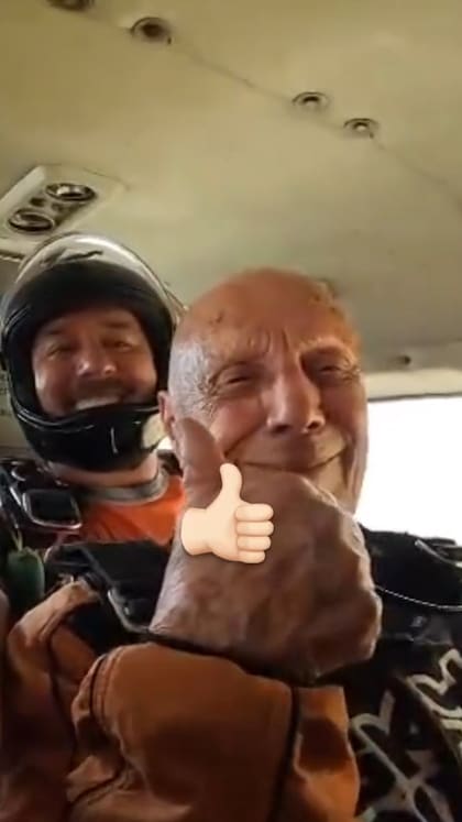 El gesto del abuelo y la alegría que manifestó antes de saltar (Foto: Captura TikTok @albeertobrown)