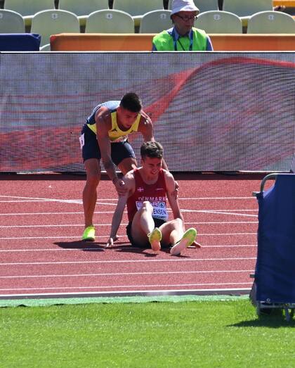 El gesto del atleta Nahuel Carabaña con su colega Axel Vang Christensen