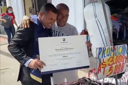 El gesto del joven provocó lágrimas en el comerciante informal