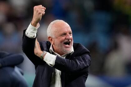 El gesto del técnico australiano Graham Arnold durante la celebración del triunfo ante Dinamarca en Qatar 2022