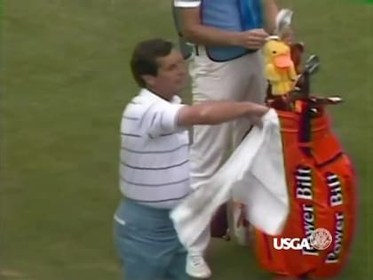 El gesto en broma de Fuzzy Zoeller con la toalla cuando Greg Norman embocó un putt dificilísimo y llevó un torneo a un desempate entre ellos al día siguiente