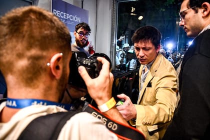 El gesto intimidante de Santiago Caputo con un fotógrafo