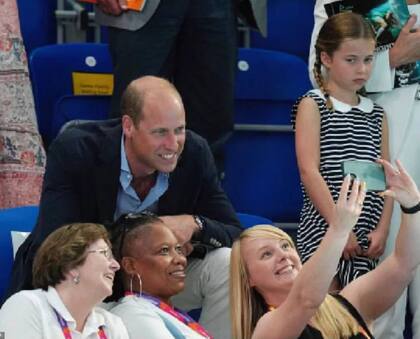 El gesto serio de la princesa mientras su papá se toma una selfie