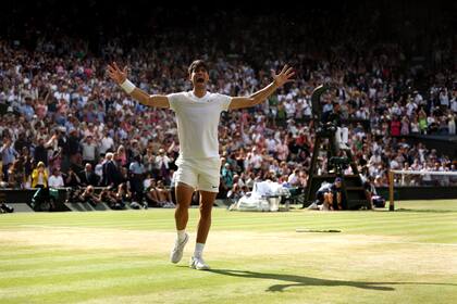El gesto victorioso de Carlos Alcaraz en la cancha central de Wimbledon