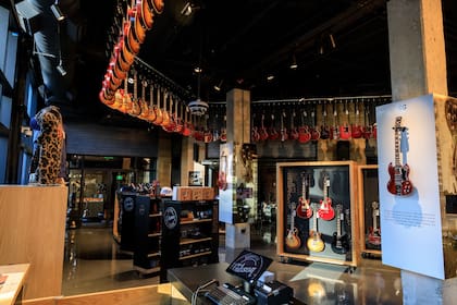 El Gibson Garage, en Nashville, es parte de la tienda insignia de la compañía; hay más de 400 guitarras en exposición, que pueden probarse, y un escenario donde tocan grandes figuras musicales