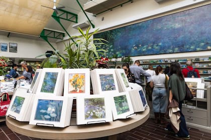 El gift shop es de dimensiones generosas.