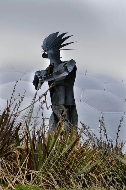 El gigante de metal. Esta escultura del artista George Fairhust se encuentra entre cultivos productores de fibras. Puede ser movida por los visitantes al tirar de una cuerda 