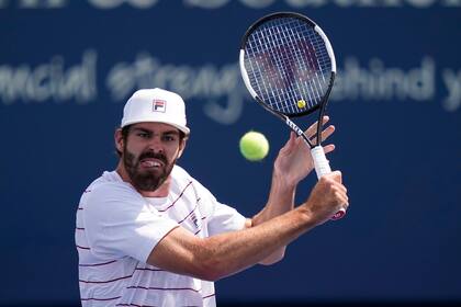El gigante Opelka se mostró más consistente y eliminó a Schwartzman
