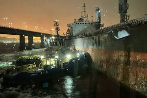 Un inmenso barco de 200 metros de largo chocó contra un importante puente en Río de Janeiro