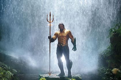 El gigantesco Jason Momoa le da una nueva impronta al superhéroe acuático.