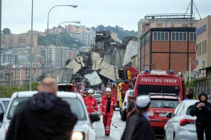 El gigantesco puente de autopista se desplomó durante una tormenta, causando la muerte de 43 personas.