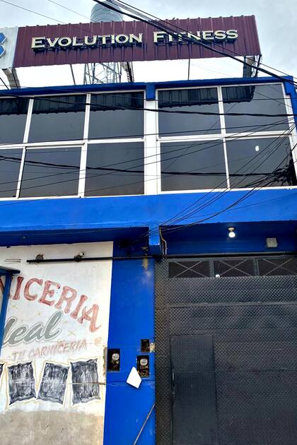 El gimnasio al lado del supermercado que fue atacado en Santa Catalina, Lomas de Zamora, también estaba cerrado este mediodía.
