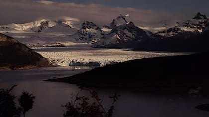 El glaciar casi iluminado en su totalidad por la luna llena desde el mirador Velo de Novia