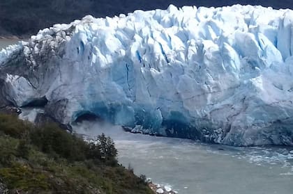 El glaciar más famoso del Parque ya empezó el proceso irreversible que encontrará su punto cúlmine cuando el puente de hielo colapse sobre el canal de los Témpanos